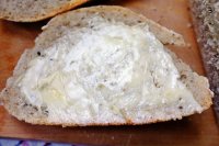 chleb pszenny na zakwasie z masłem