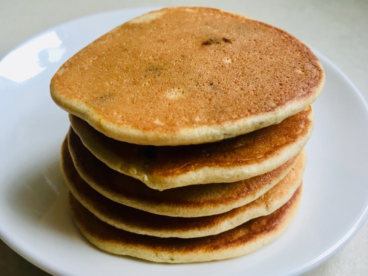 Pancakes z kaszą manną i masłem orzechowym