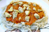 spaghetti z sosem z czerwonej soczewicy
