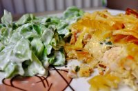 Zapiekanka makaronowo-kurczakowa z zieloną sałatą