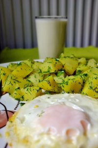 ziemniaki z koperkiem, jajem sadzonym i kefirem